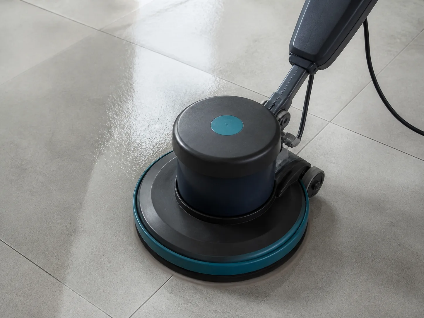 Máquina profissional realizando limpeza de piso