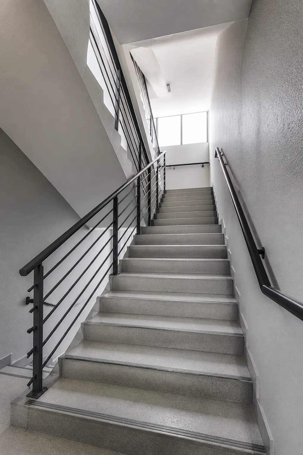 Escadaria interna de condomínio limpa e organizada