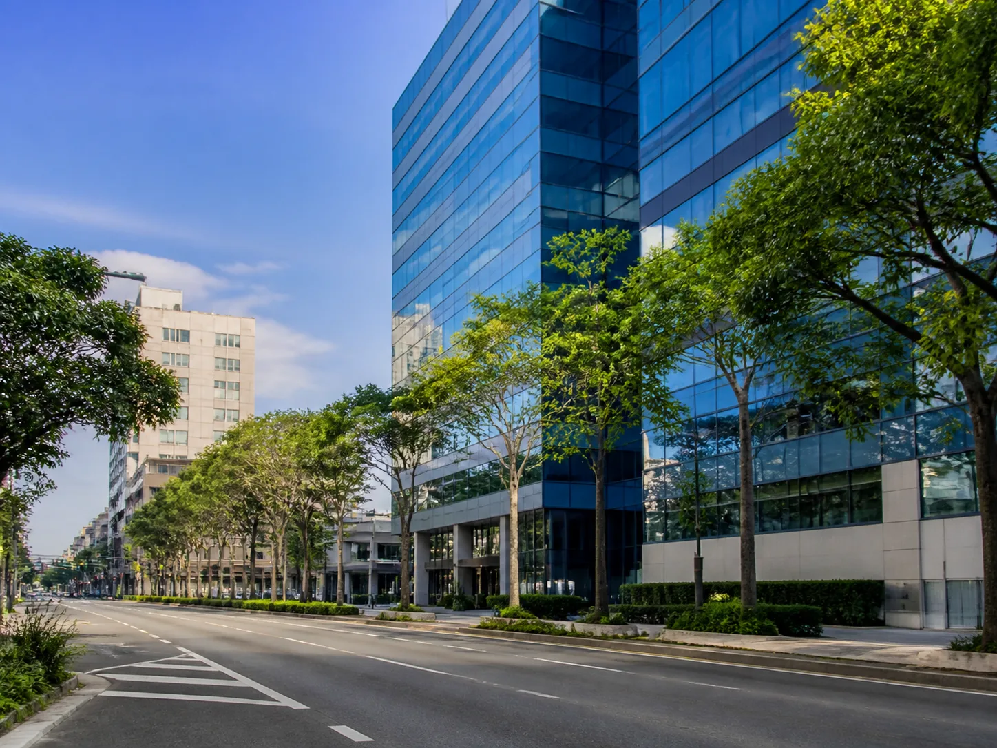 Região urbana contemporânea com edifícios comerciais e via organizada