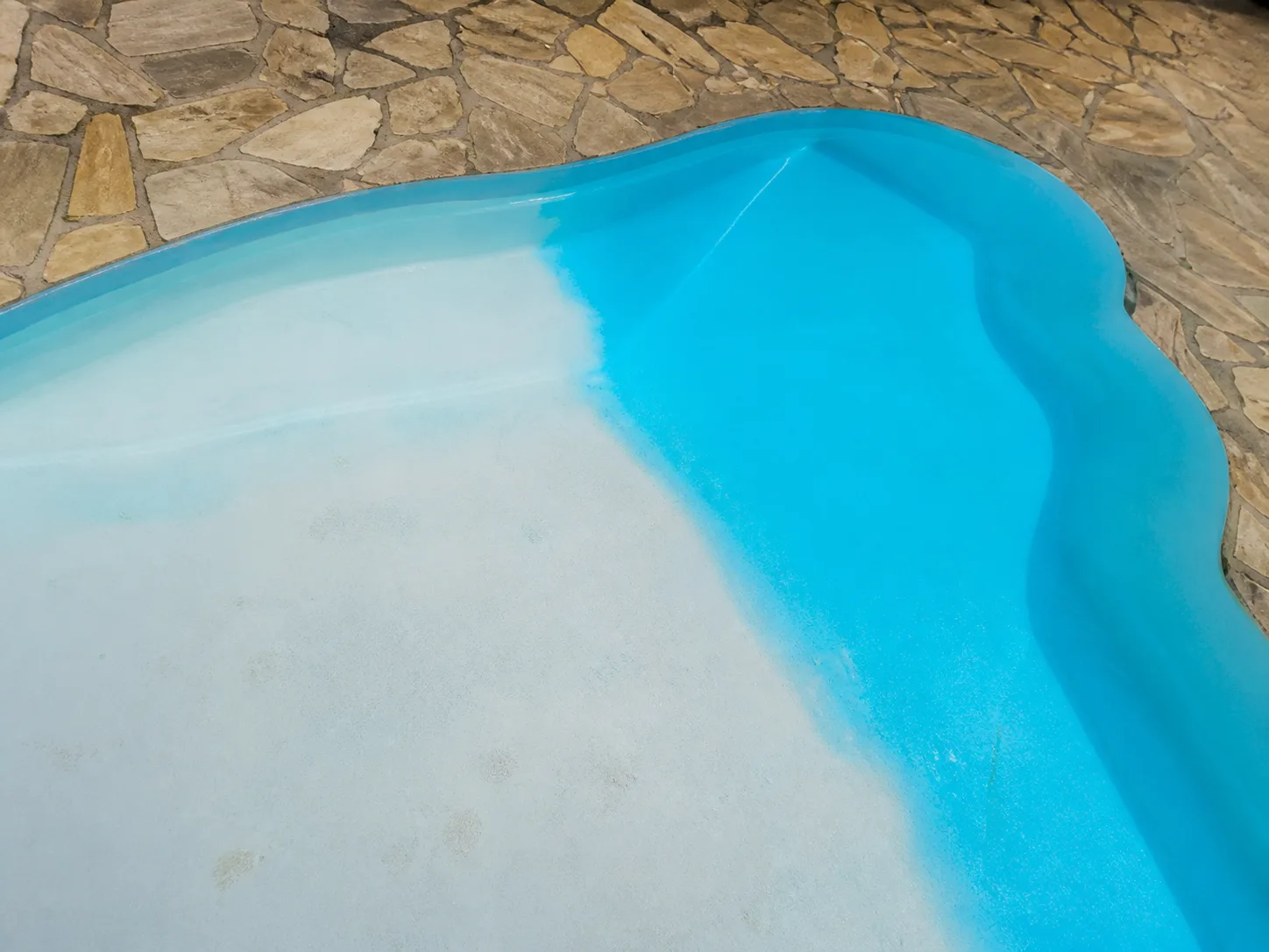 Piscina parcialmente restaurada durante o trabalho de acabamento
