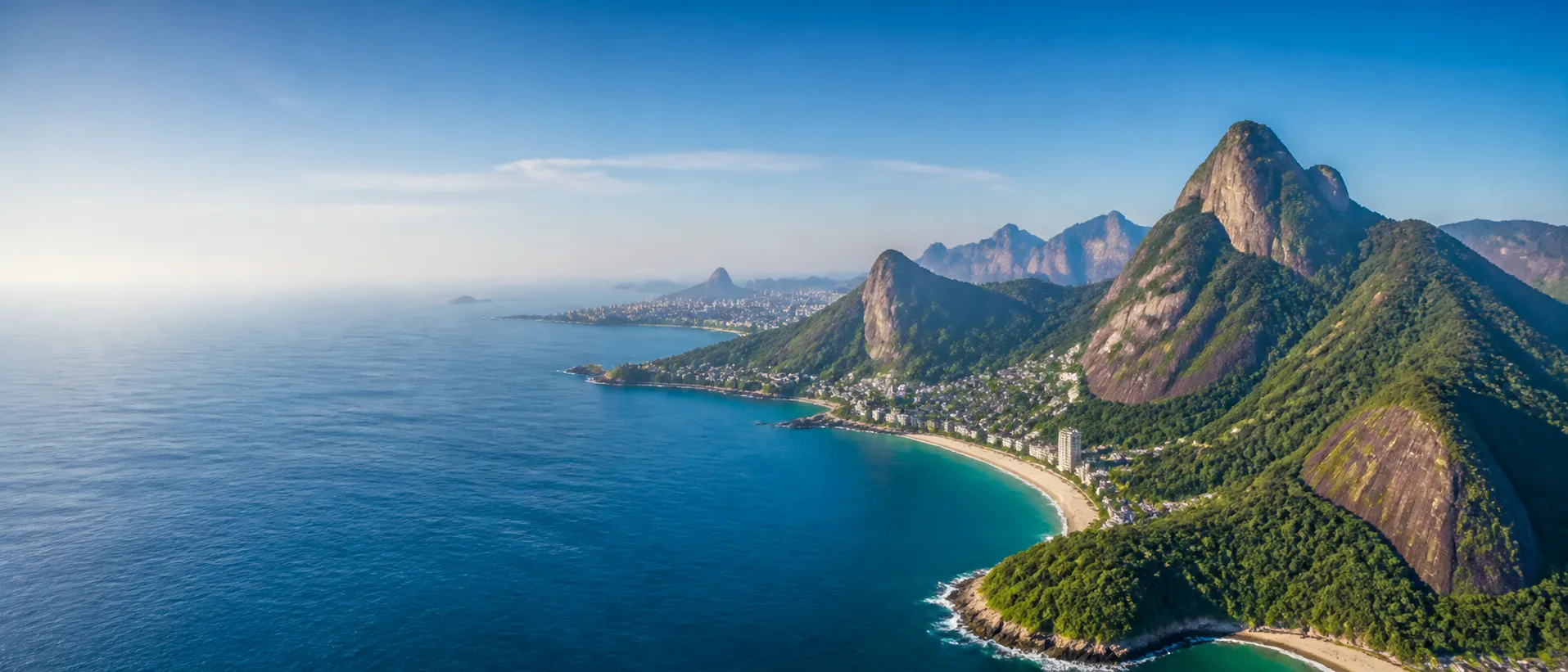 Paisagem costeira do Rio de Janeiro com mar e montanhas