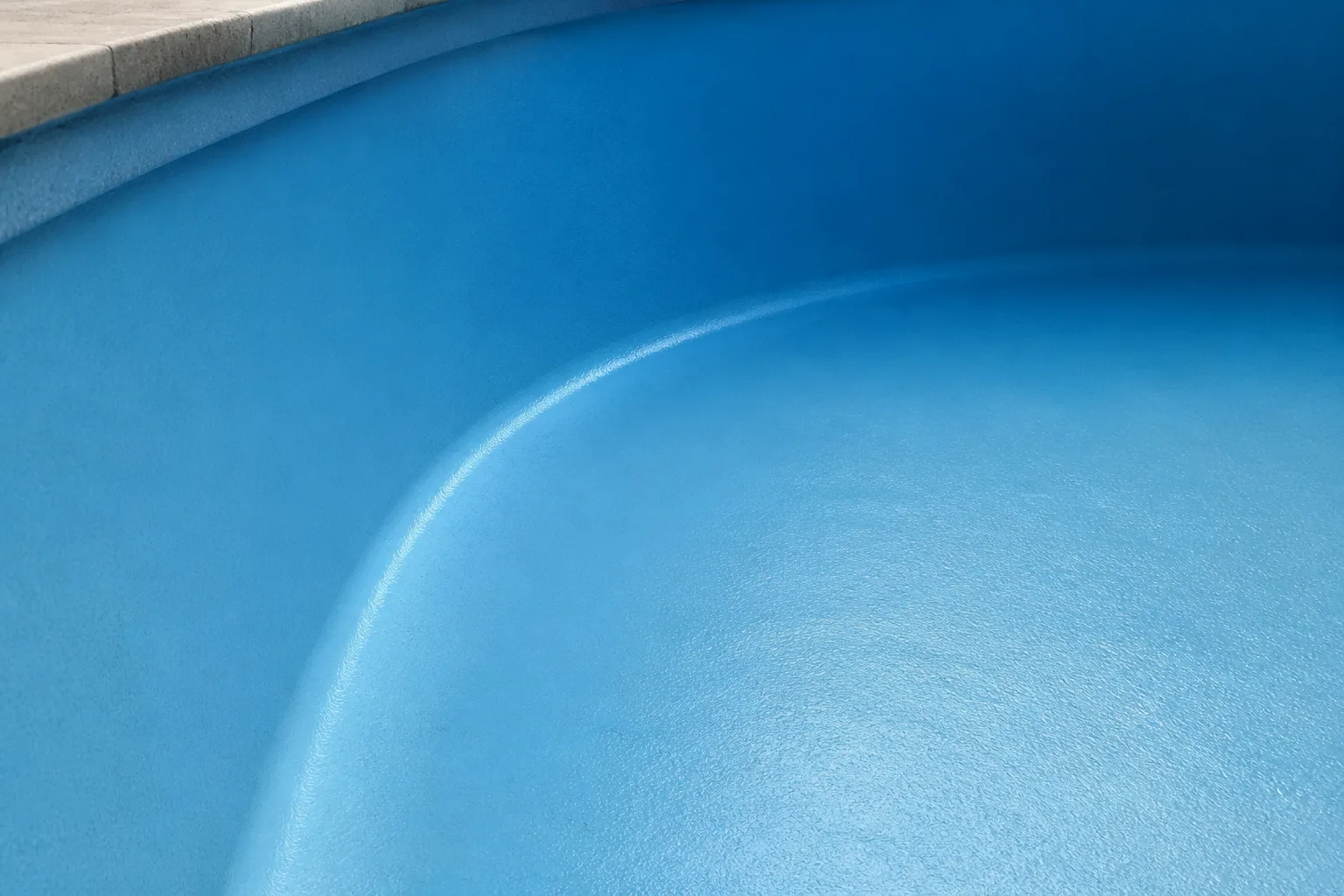Acabamento azul de piscina em processo de revitalização