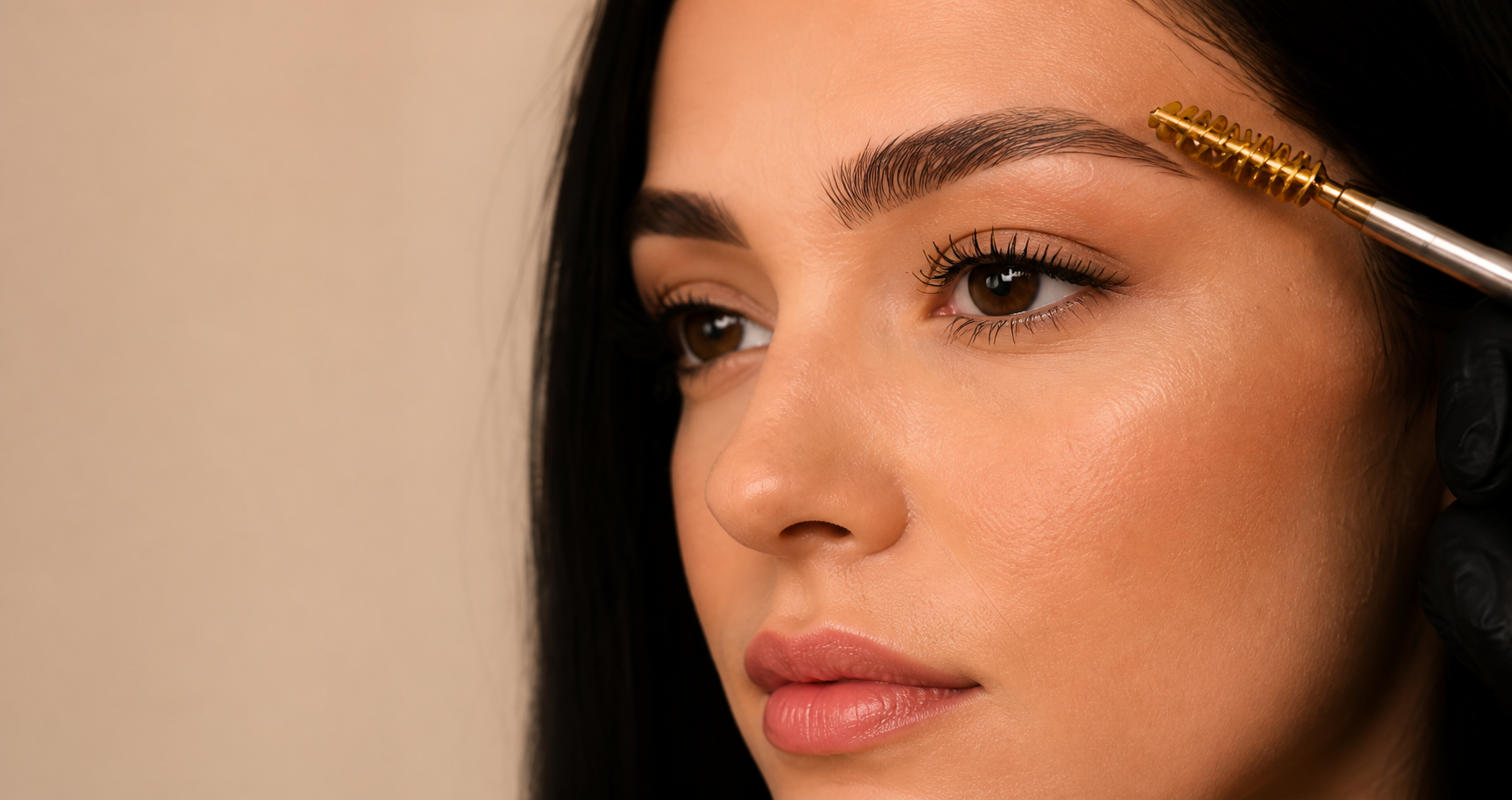 Close de sobrancelha natural bem definida