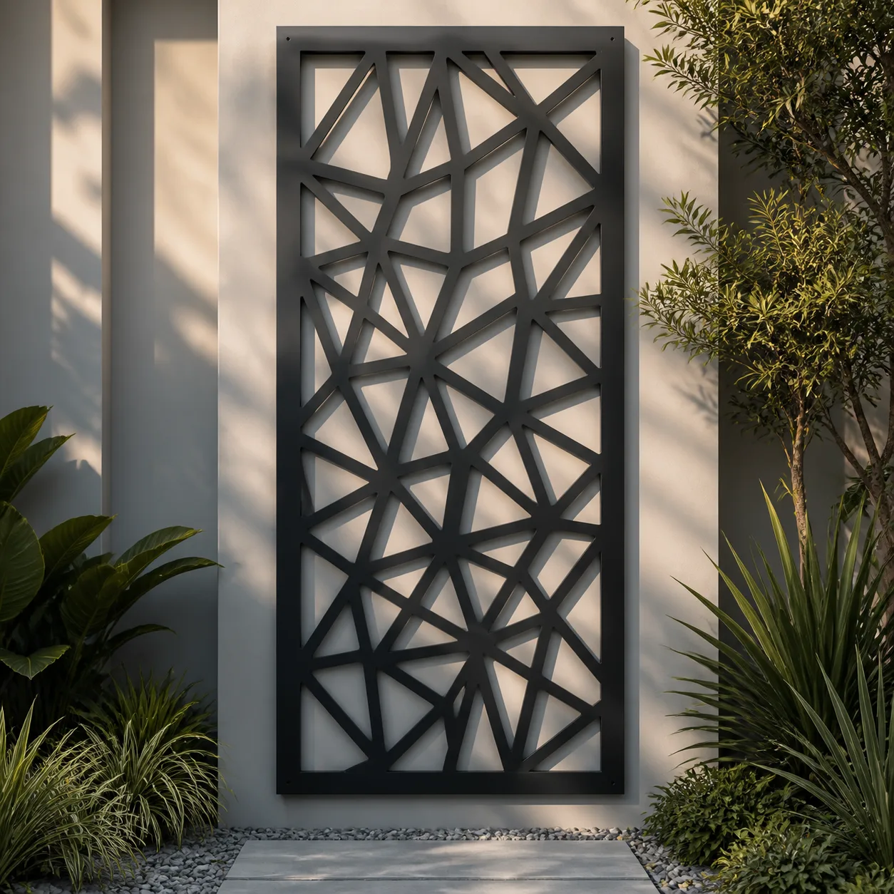 Painel metálico decorativo instalado em área externa