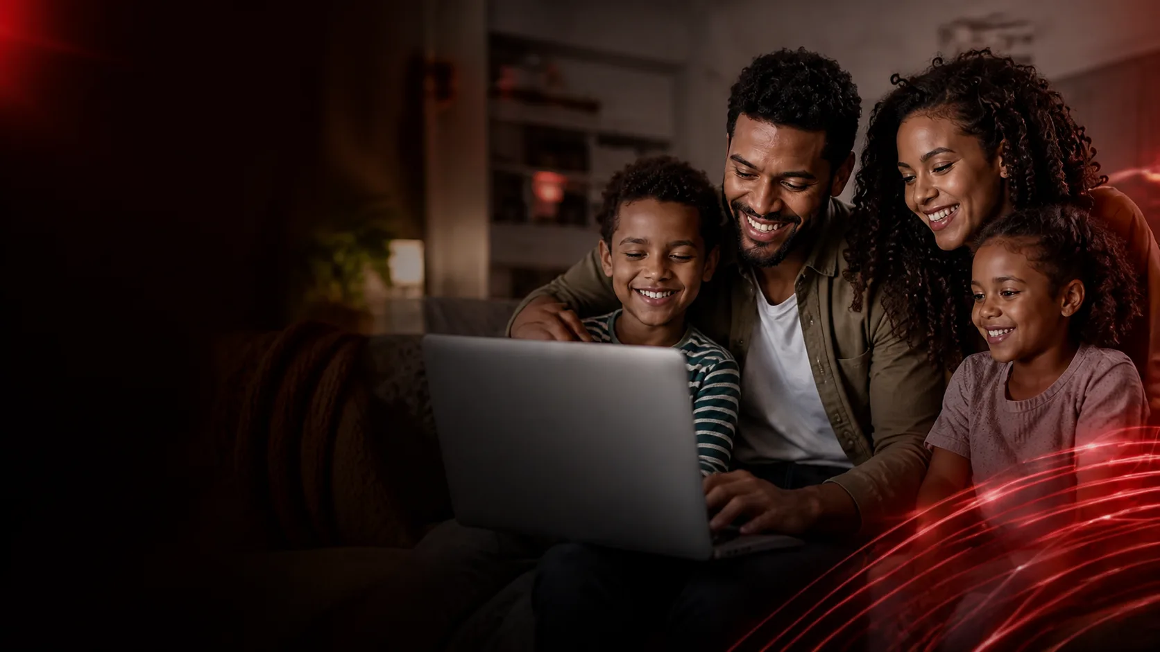 Família reunida utilizando um notebook com conexão de internet