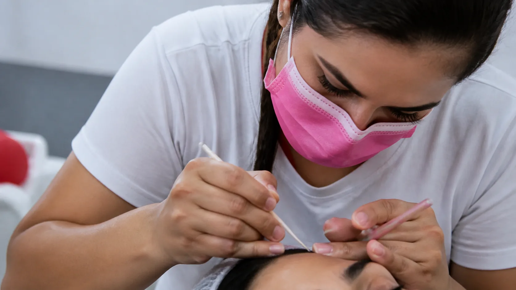 Aluna concentrada durante treinamento de procedimento de beleza