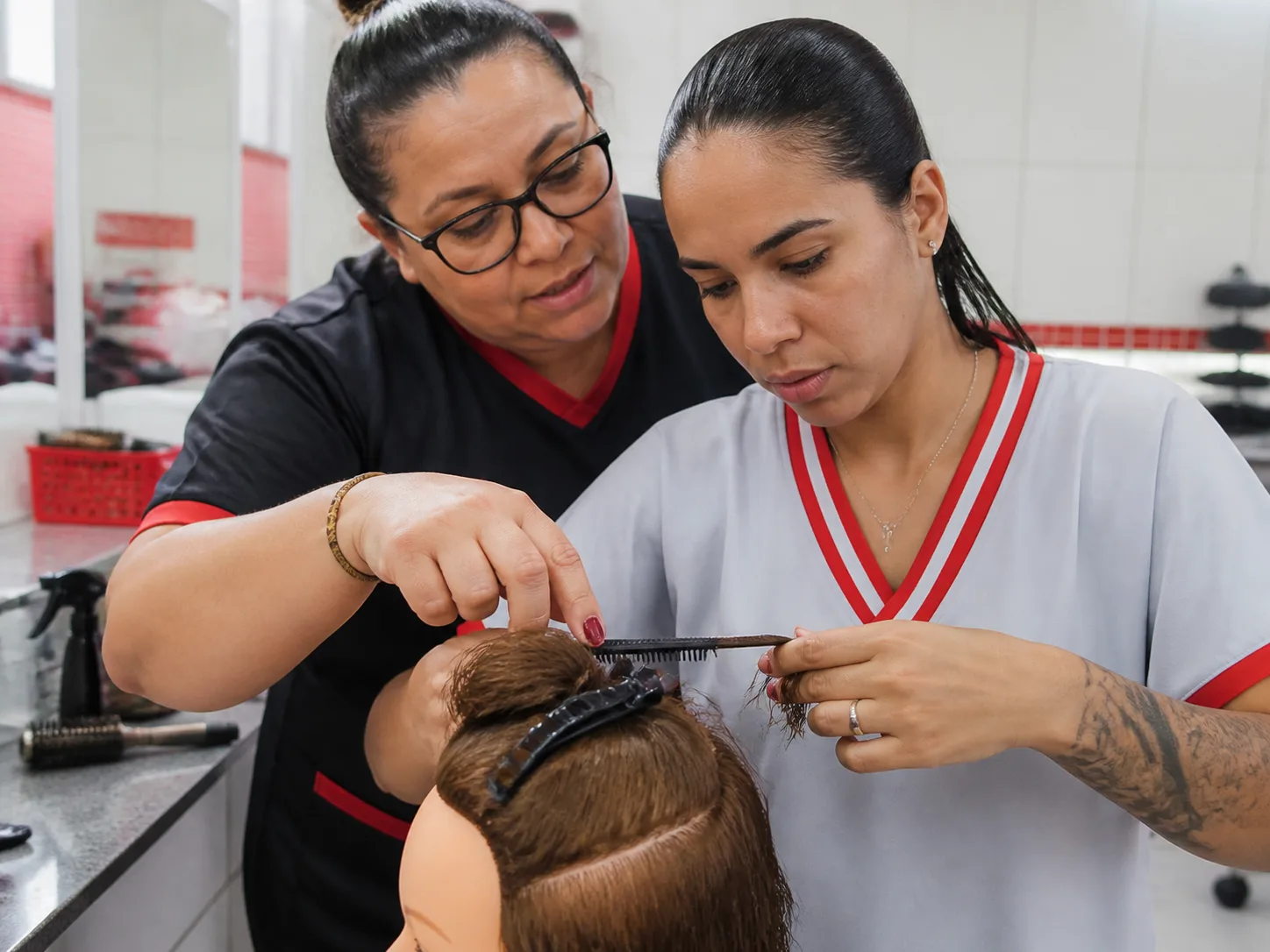 Treinamento profissional de t&eacute;cnicas para cabelo e barbearia