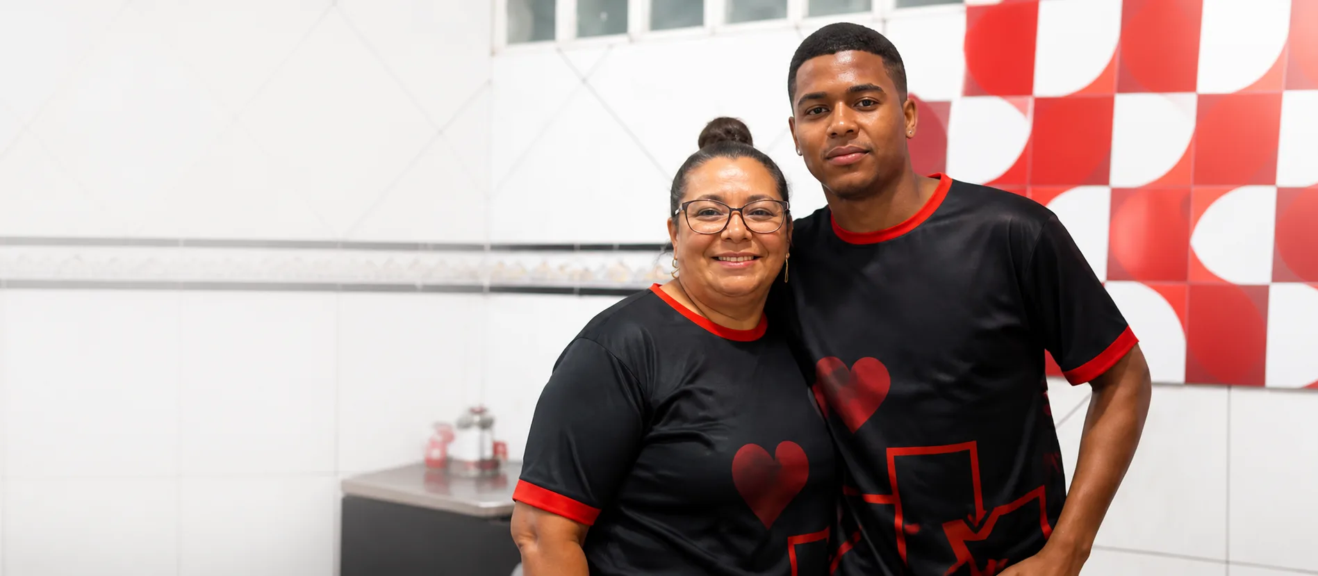 Equipe do Centro de Cursos Bia Abr&atilde;o usando uniformes pretos e vermelhos